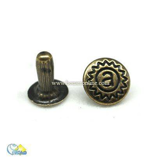 از زیر و رو در هنر چرم دوزی برای اتصال دو لایه چرم در قسمت هایی مانند بند کیف و ... استفاده می شود.  زیر و رو در انواع، تخت، قپه ای، دو طرفه، طرح دار و ... موجود است و برای اتصال آن به سمبه ی مخصوص نیاز است که باید سایز آن را متناسب با سایز زیر و رو انتخاب کنید.