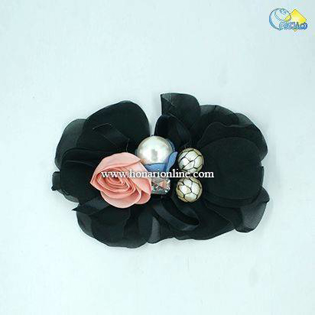 گل تزئینی پارچه‌ای دست‌ساز با طراحی خاص و رنگ‌های لطیف، مناسب برای تزئین لباس، گیره مو و دکور جشن. خرید آنلاین با بهترین کیفیت از هنری آنلاین