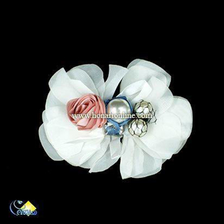 گل تزئینی پارچه‌ای دست‌ساز با طراحی خاص و رنگ‌های لطیف، مناسب برای تزئین لباس، گیره مو و دکور جشن. خرید آنلاین با بهترین کیفیت از هنری آنلاین