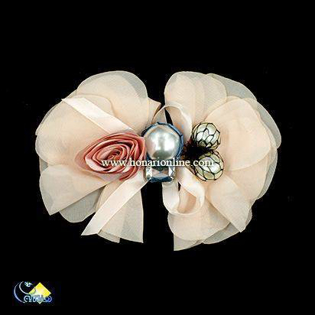 گل تزئینی پارچه‌ای دست‌ساز با طراحی خاص و رنگ‌های لطیف، مناسب برای تزئین لباس، گیره مو و دکور جشن. خرید آنلاین با بهترین کیفیت از هنری آنلاین