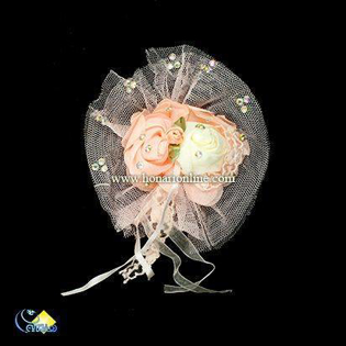 گل تزئینی پارچه‌ای دست‌ساز با طراحی خاص و رنگ‌های لطیف، مناسب برای تزئین لباس، گیره مو و دکور جشن. خرید آنلاین با بهترین کیفیت از هنری آنلاین