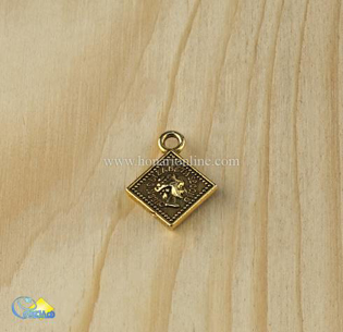 زیورآلات،ساخت زیوآلات دست ساز،وسایل مورد نیاز ساخت زیورآلات،فروش انواع لوازم مورد نیاز ساخت زیورآلات مانند:انواع پلاک و آویز،حلقه و میخ،پیچ و بست،انواع نخ،انواع مروارید وصدف در فروشگاه هنری آنلاین،خرید انواع پلاک و آویز،لوازم ساخت زیورآلات از کجا بخرم،قیمت لوازم ساخت زیورآلات،فروش انواع پلاک دستبند،فروش آویز در طرح های متنوع،ساخت زیورآلات دست ساز،هنری،فروش لوازم هنری،انواع لوازم هنری،هنری آنلاین،فروشگاه اینترنتی هنری آنلاین